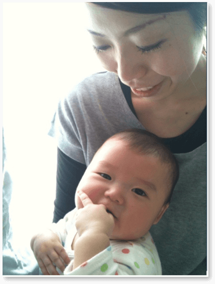 子供を抱えながら働いていた様子