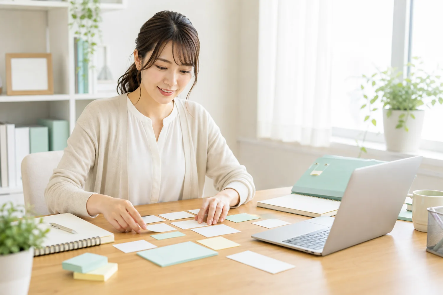 女性主人公が学んだことを仕事に変えられず課題を整理しているイメージ