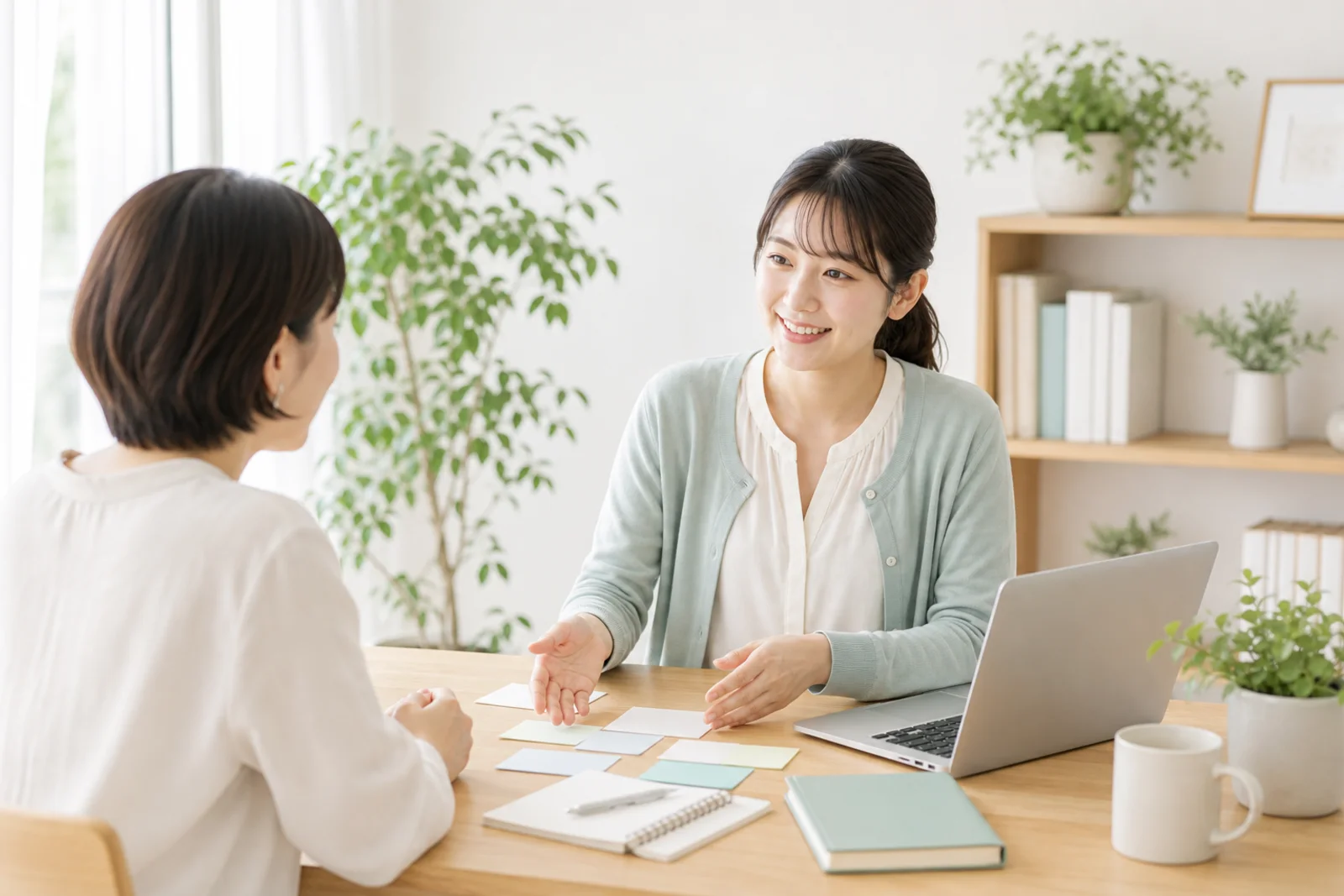 女性主人公が継続して相談されるパートナーとして次の改善を話すイメージ