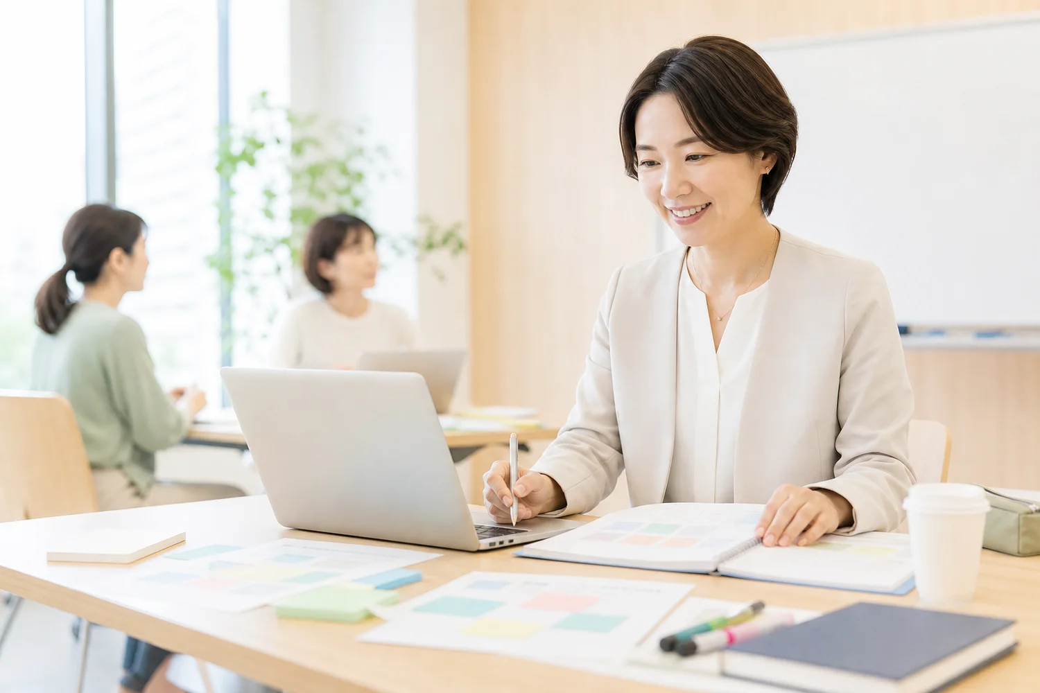 講師が講座設計を整理する明るい研修準備のイメージ