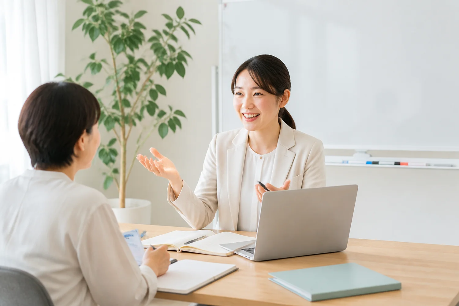講師が受講者にフィードバックしながら実践を支援するイメージ